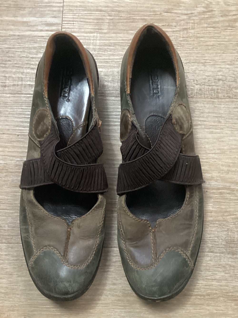 Born Shoe Olive and Brown Leather Mary Jane Flats with Elastic Strap Sz 9.5